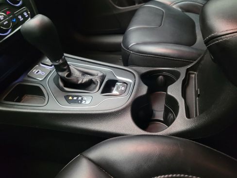 Used 2019 Jeep Cherokee Latitude Plus w/ Comfort/Convenience Group FWD image 26