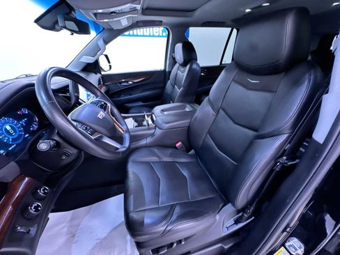 Used 2018 Cadillac Escalade Luxury AWD/4WD image 14