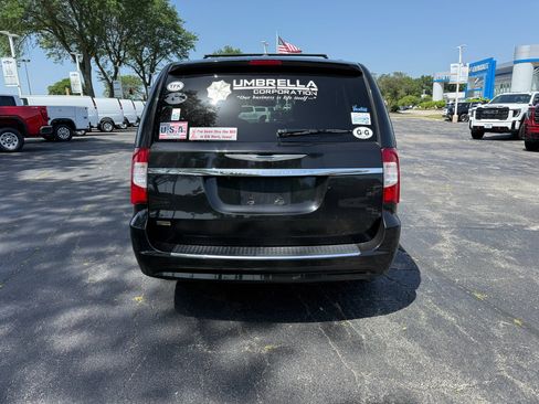 Used 2016 Chrysler Town & Country Touring FWD image 6