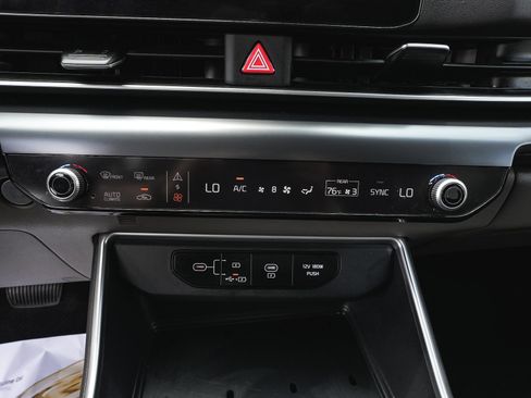 Used 2025 Kia Carnival FWD image 22