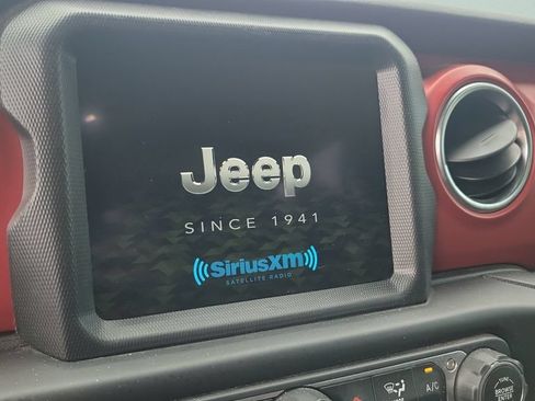 Used 2021 Jeep Gladiator Rubicon AWD/4WD image 14
