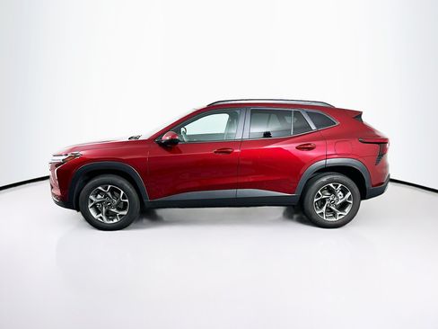 Used 2025 Chevrolet Trax LT FWD image 4