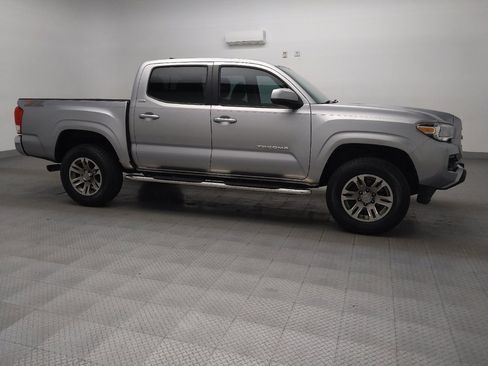 Used 2016 Toyota Tacoma SR5 w/ Towing Package image 11