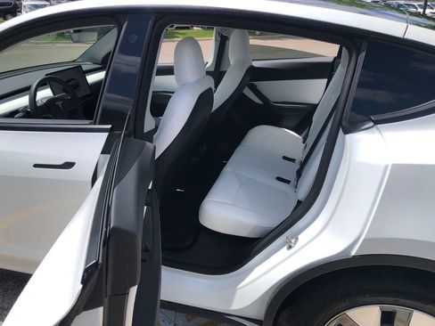 Used 2022 Tesla Model Y Long Range AWD/4WD image 24
