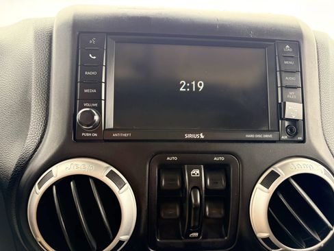 Used 2014 Jeep Wrangler Unlimited Sahara w/ Dual Top Group AWD/4WD image 10