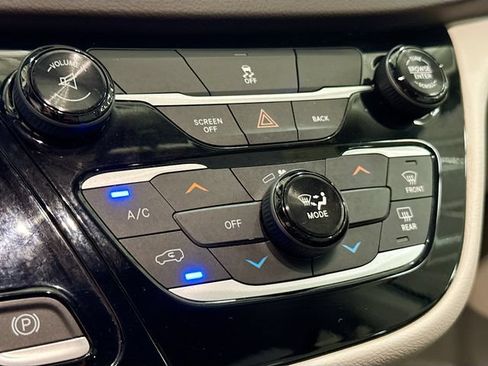 Used 2017 Chrysler Pacifica LX FWD image 15