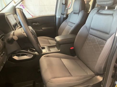 Used 2025 Nissan Frontier SV image 14