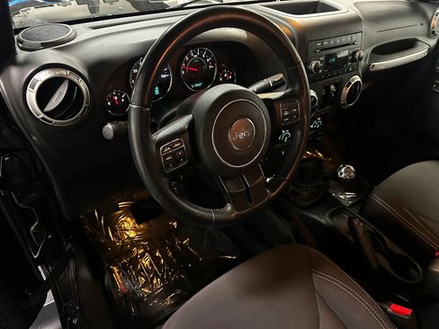 Used 2017 Jeep Wrangler Unlimited Sahara w/ Connectivity Group AWD/4WD image 8