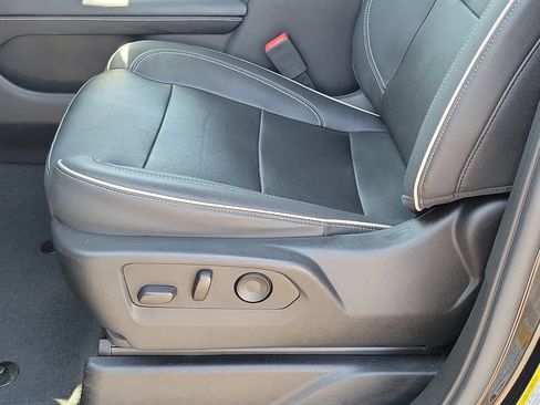 Used 2023 GMC Yukon SLT w/ SLT Luxury Package RWD image 17