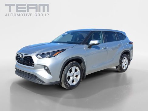 Used 2024 Toyota Highlander LE image 3