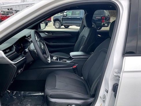 Used 2024 Jeep Grand Cherokee Laredo w/ Trailer Tow Package image 25