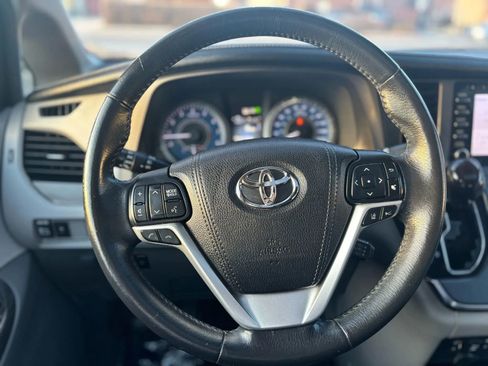 Used 2018 Toyota Sienna XLE image 12