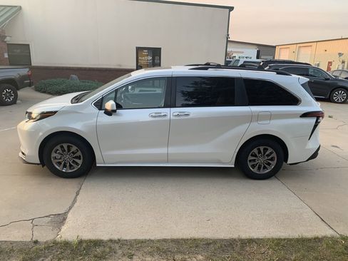 Used 2022 Toyota Sienna XLE image 6