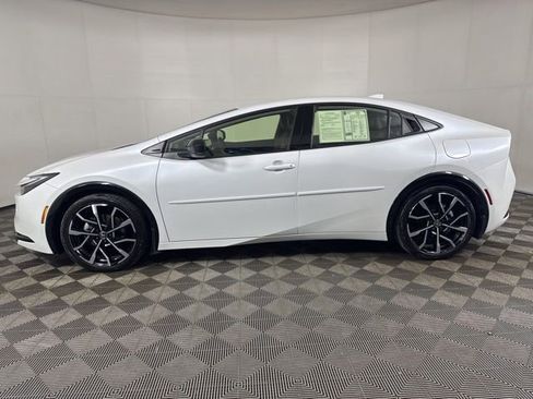 Used 2025 Toyota Prius Plug-In Hybrid FWD image 7