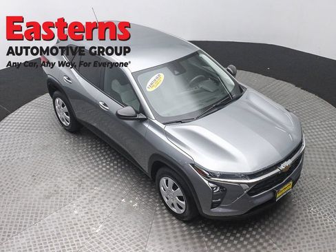 Used 2024 Chevrolet Trax LS FWD image 3