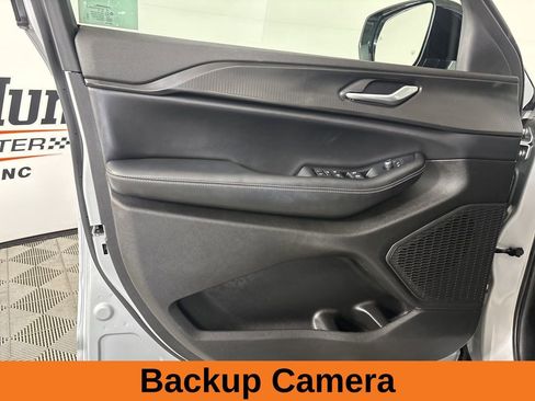 Used 2023 Jeep Grand Cherokee Laredo AWD/4WD image 9