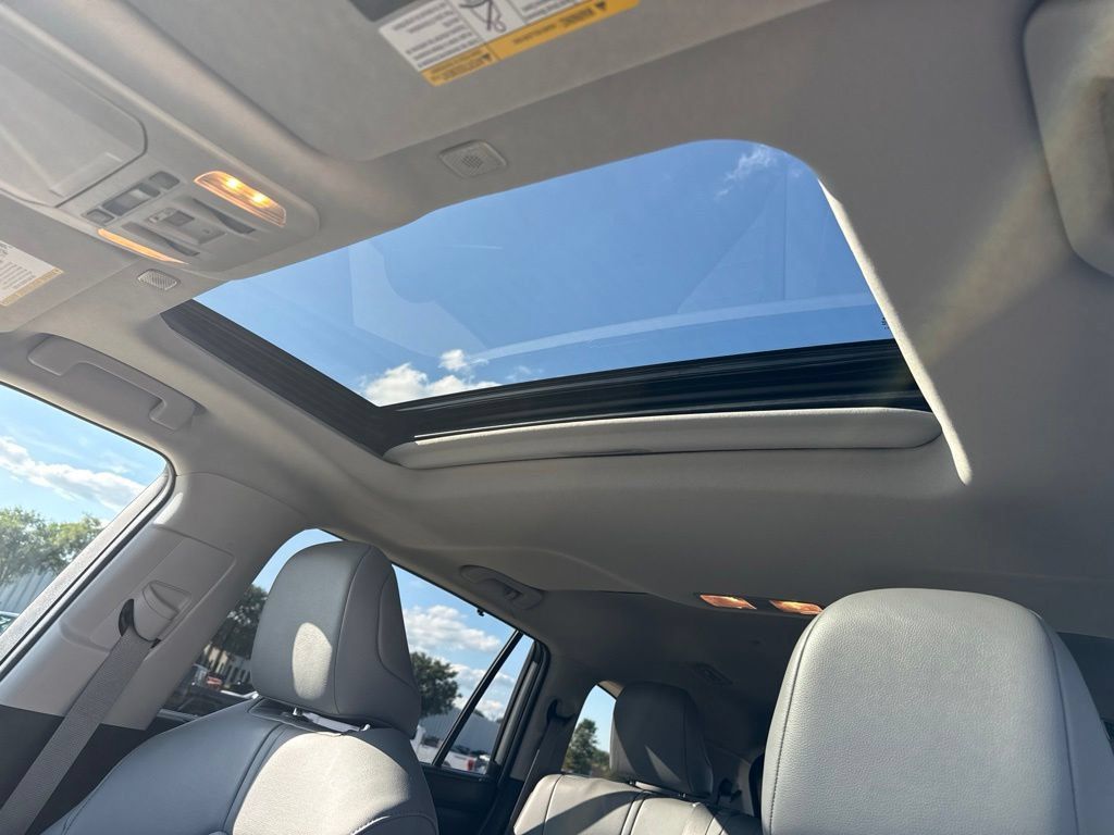 Used 2025 Toyota Highlander XLE AWD/4WD image 9