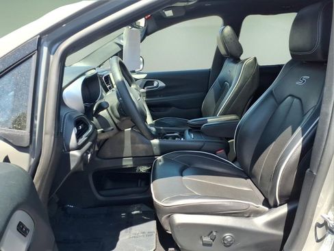 Used 2025 Chrysler Pacifica Limited FWD image 4