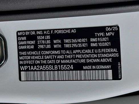 Certified 2025 Porsche Macan AWD/4WD image 33