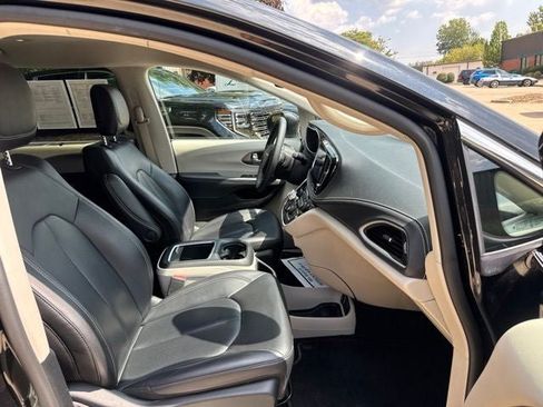 Used 2023 Chrysler Pacifica Touring-L AWD/4WD image 33