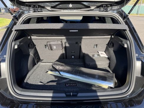 Used 2024 Volkswagen Golf R 2.0T image 11