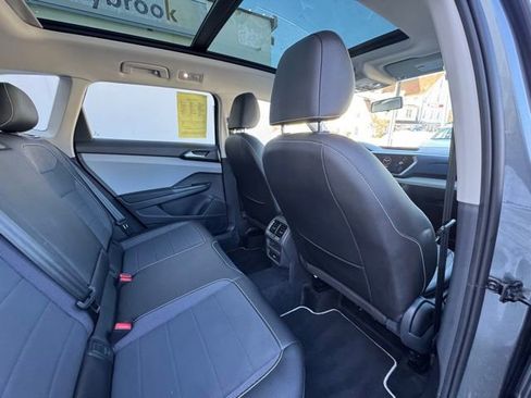 Certified 2022 Volkswagen Taos SE image 23