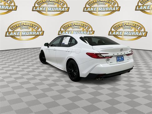 Used 2025 Toyota Camry SE image 9