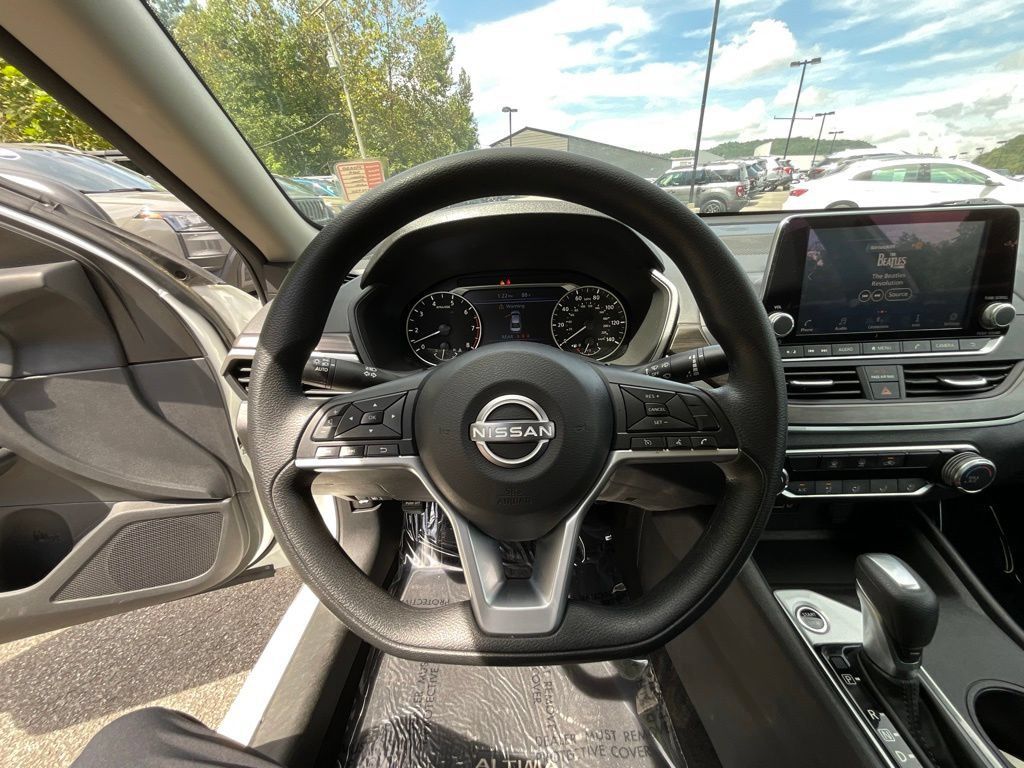 Used 2025 Nissan Altima 2.5 SV FWD image 10