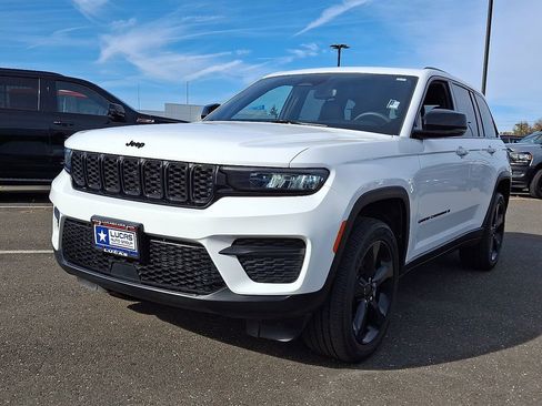 Used 2023 Jeep Grand Cherokee Altitude AWD/4WD image 5
