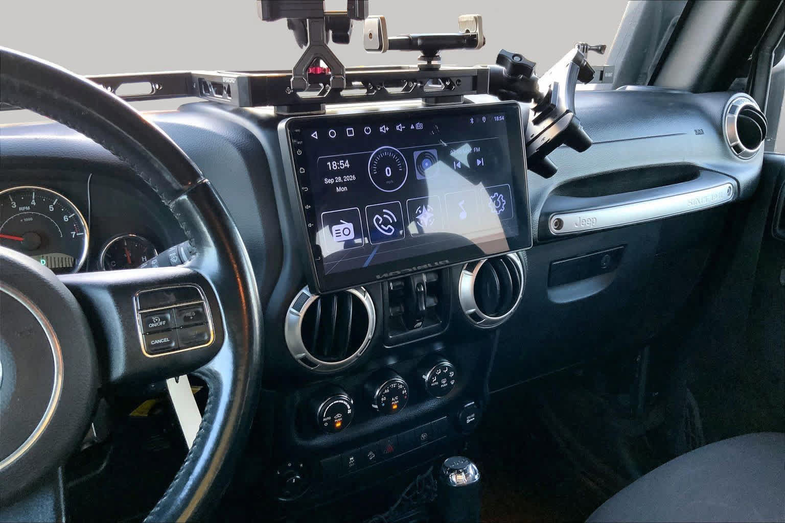 Used 2017 Jeep Wrangler Unlimited Rubicon w/ Connectivity Group AWD/4WD image 7