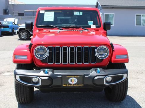 Used 2024 Jeep Wrangler Unlimited Sahara AWD/4WD image 2