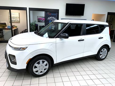 Used 2021 Kia Soul LX image 2