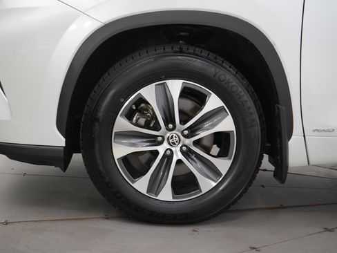 Used 2022 Toyota Highlander XLE image 32