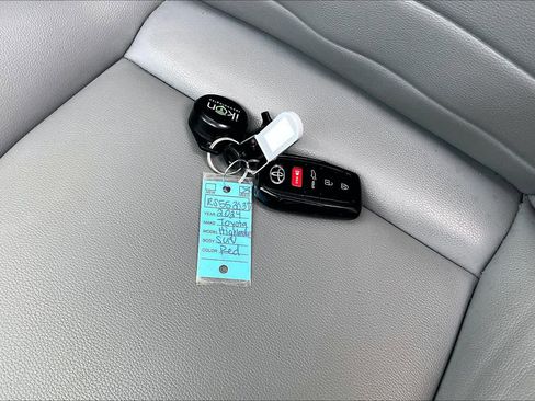 Used 2024 Toyota Highlander XLE AWD/4WD image 15