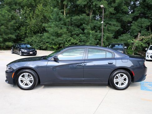 Used 2017 Dodge Charger SE w/ Popular Equipment Group image 4