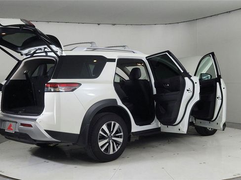 Used 2024 Nissan Pathfinder SL image 12