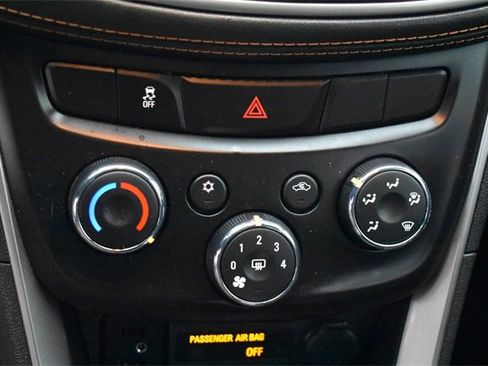 Used 2019 Chevrolet Trax LT w/ LT Convenience Package image 28