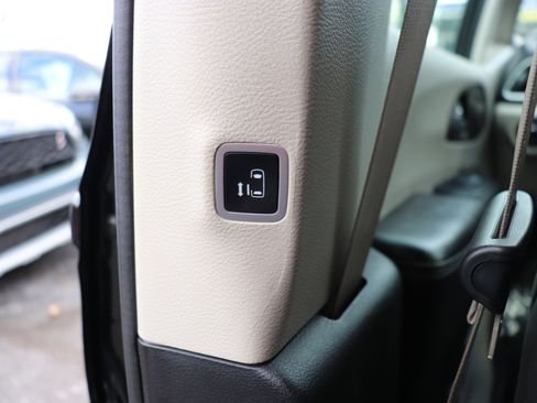 Used 2023 Chrysler Voyager LX image 23