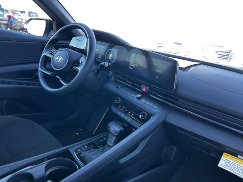 Used 2025 Hyundai Elantra SEL w/ Cargo Package image 14