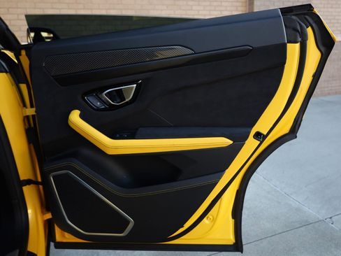 Used 2021 Lamborghini Urus AWD/4WD image 31