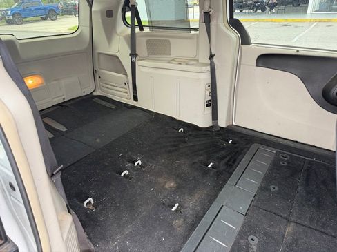 Used 2015 Chrysler Town & Country Touring FWD image 17