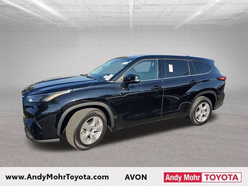 Used 2022 Toyota Highlander LE FWD image 4