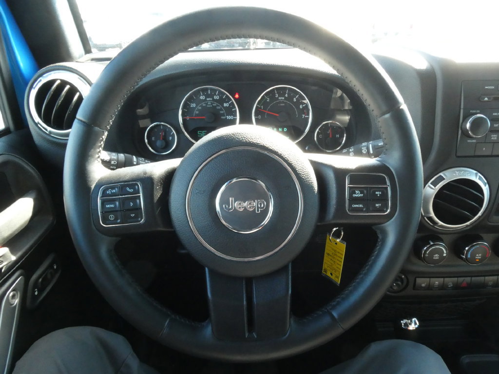 Used 2015 Jeep Wrangler Unlimited Sahara w/ Dual Top Group AWD/4WD image 26