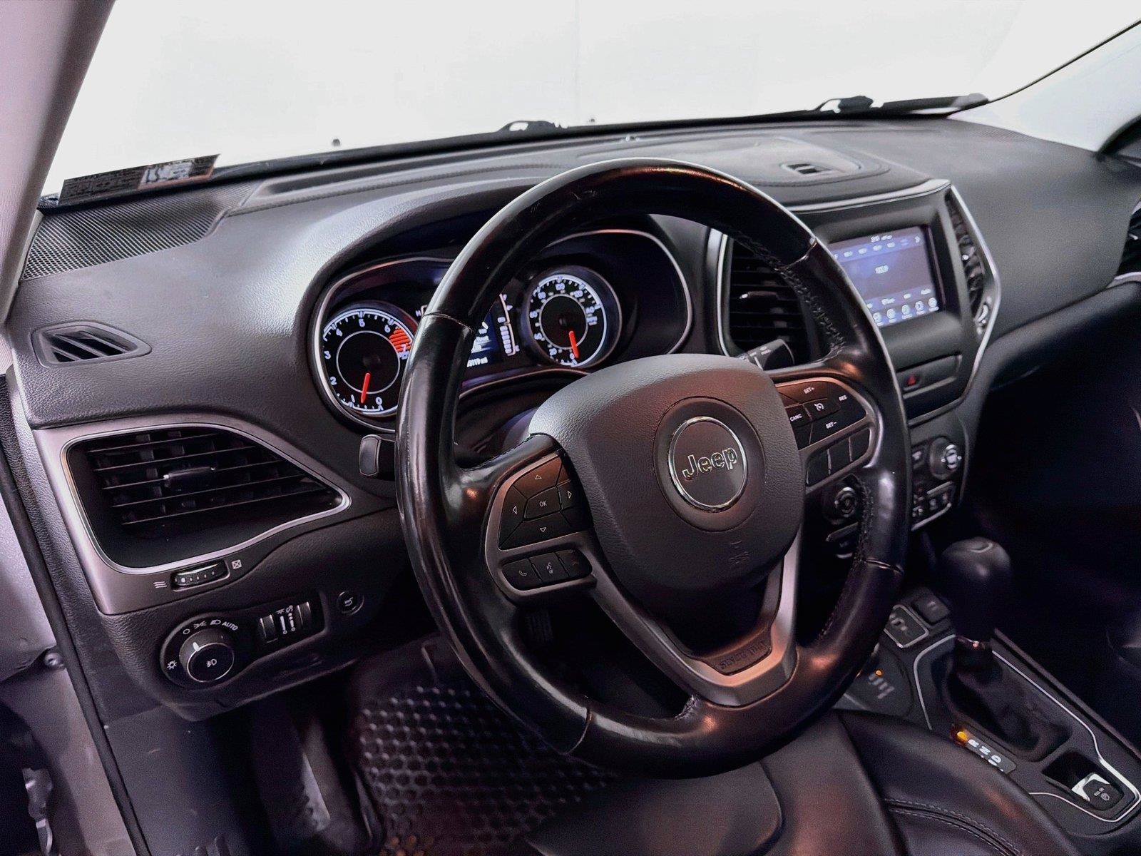 Used 2020 Jeep Cherokee Latitude Plus w/ Comfort/Convenience Group AWD/4WD image 16