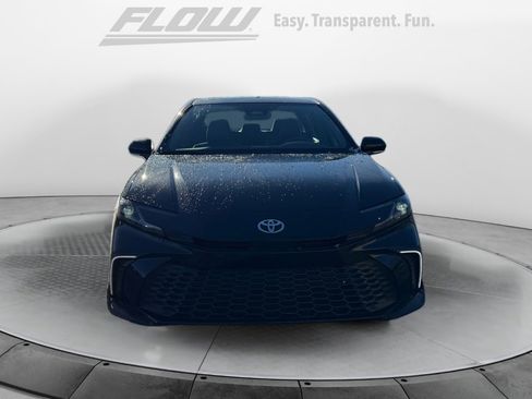 Used 2025 Toyota Camry SE image 2