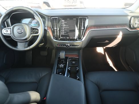 Used 2025 Volvo V60 B5 Cross Country Plus image 2