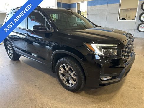 Used 2023 Honda Passport TrailSport image 2
