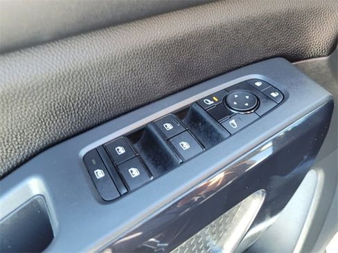 Used 2025 Nissan Pathfinder SV image 29