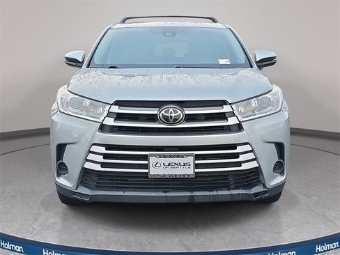 Used 2017 Toyota Highlander LE image 3
