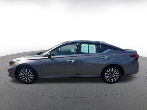 Used 2025 Nissan Altima 2.5 SV FWD image 9